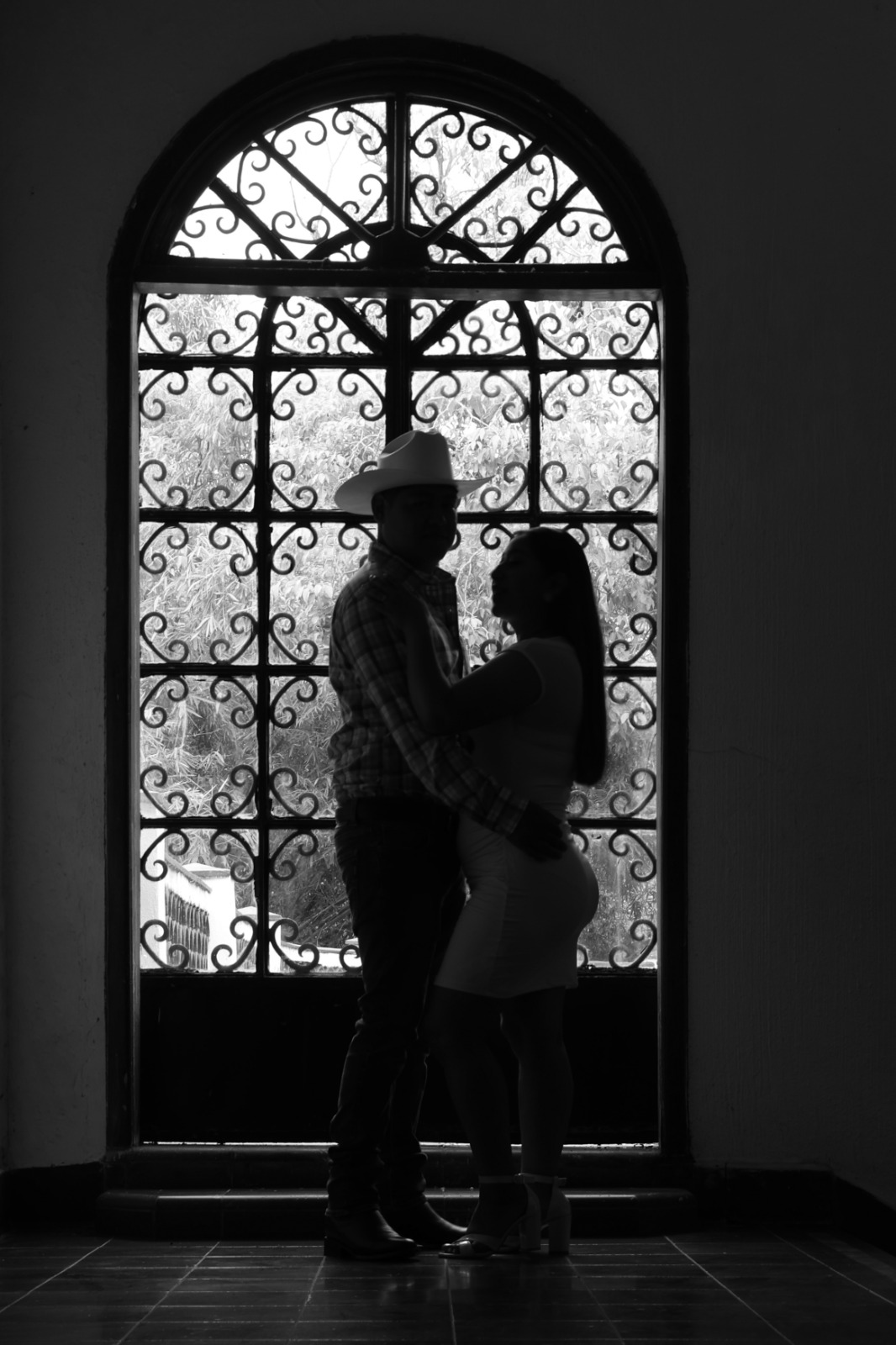 Pareja de novios al atardecer