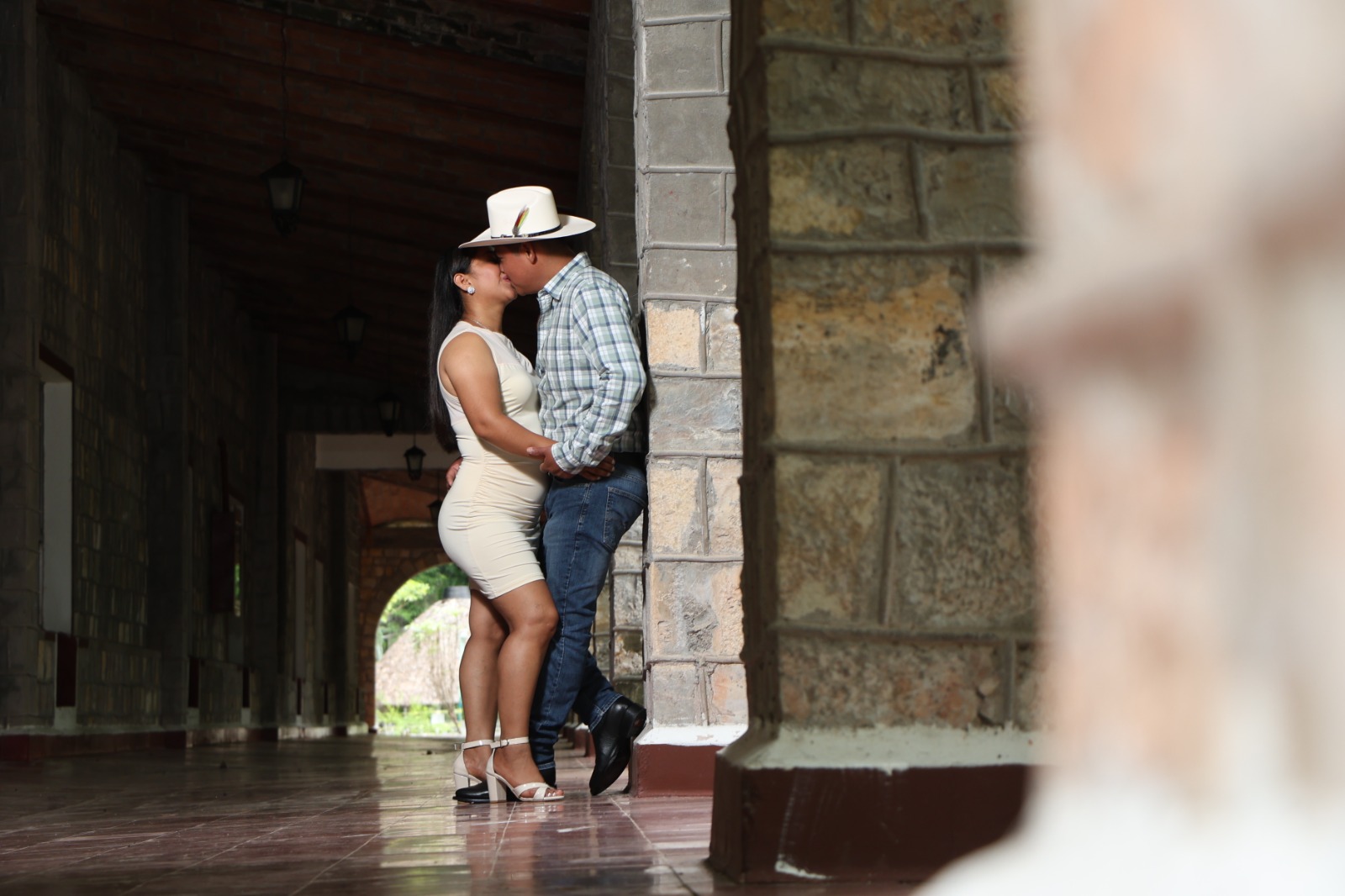 Pareja de novios junto al lago